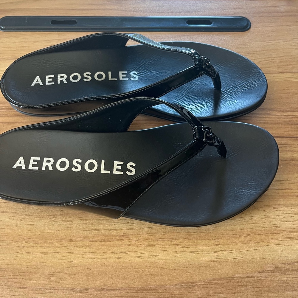 AEROSOLES Black patent leather thong sandals